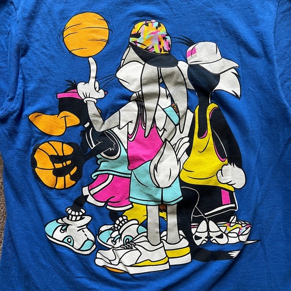 VTG 90s Looney Tunes Graphic Tshirt Basketball Squad Bugs Taz Daffy Tweety Small - Picture 5 of 10